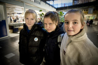 IKKE TULLBALL: - Det er ikke mye tullball p� v�r skole, sier 12-�ringene Henriette, Stine og Aniniken. De g�r p� H�ybr�ten skole i Oslo. Foto: �ISTEIN NORUM MONSEN