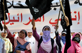 VAR FORBUDT: Under president Suharto var islamistpartiene ulovlige. N� deltar de aktivt i den offentlige debatten. Dette er  Hizbut Tahrir-tilhengere i en demonstrasjon i november i fjor. Foto: AFP/Bay ISMOYO