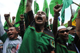 GJORDE ET ELENDIG VALG: Islamistpartiet PPPs st�ttespillere i en demonstrasjon f�r valget i 2009.  De gjorde et d�rlig valg og fikk litt over fem prosent av stemmene. Foto: AFP/Bay ISMOYO