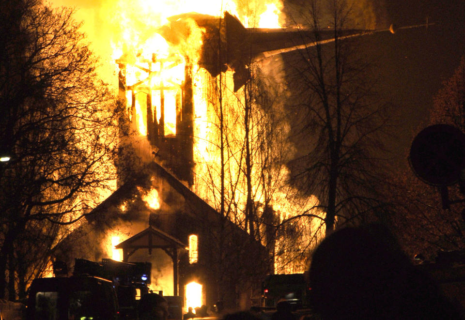 H�NEFOSS KIRKE: H�nefoss kirke brant ned til grunnen tirsdag kveld. Foto: Ole H Krokstrand / Scanpix