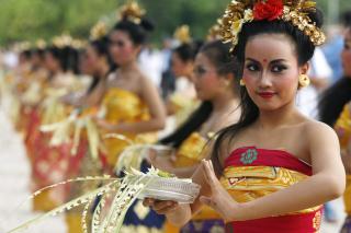 BEKYMRET FOR INDONESISK KULTUR: Liberale krefter i Indonesia kritiserer den konservative lovgivningen som de mener kan begrense tradisjonell kultur, som dans. Foto: EPA/MADE NAGI
