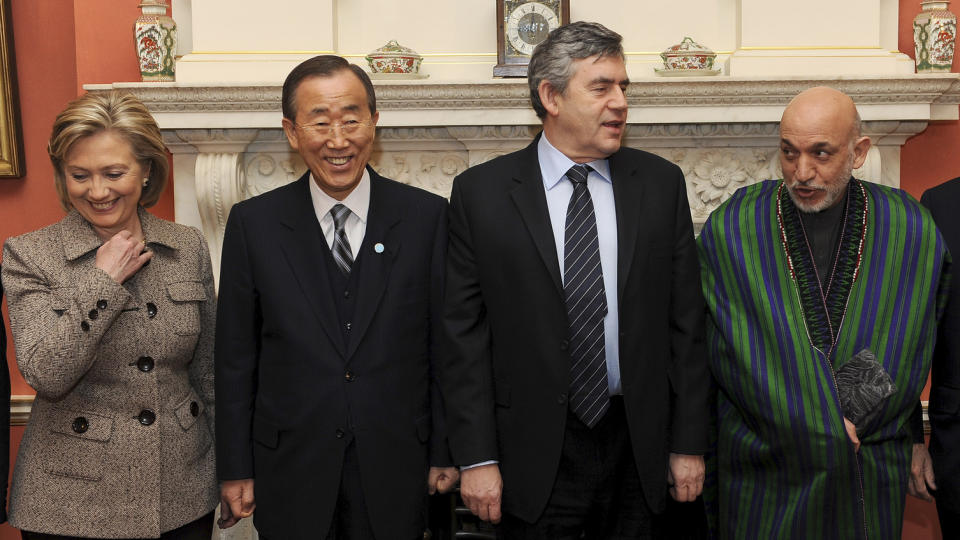 AFGHANISTAN-FLOKEN: USAs utenriksminister Hillary Clinton, FNs generalsekret�r Ban Ki-moon, Storbritannias statsminister Gordon Brown og Afghanistans president Hamid Karzai avbildet i Downing Street, f�r dr�ftingene om Afghanistan tok til. AP Photo/Anthony Devlin/SCANPIX