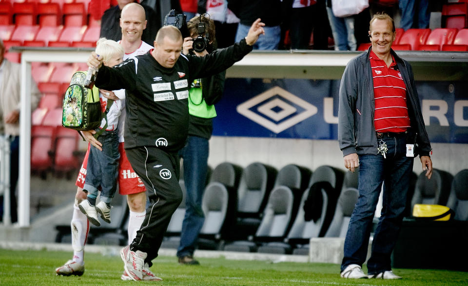 GLADERE TIDER: Jan Tore Ophaug smilte da Tom Nordlie slo hjul etter seieren over Lillestr�m i september. N� er Nordlie ute av Fredrikstad FK:
Foto: Linn Cathrin Olsen / Scanpix