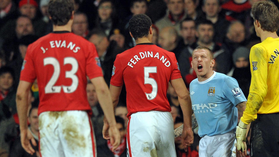 VERDT RISIKOEN? Rio Ferdinand fikk bidratt til en sv�rt velsmakende seier over byrival Manchester City, men risikerer ekstra utestengelse dersom han blir funnet skyldig i voldelig oppf�rsel mot Hull.Foto: SCANPIX/AFP/PAUL ELLIS