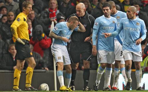 STYGGE SCENER: Craig Bellamy gikk ned for telling da han ble truffet i hodet av en mynt ute ved cornerflagget p� Old Trafford. Synderne som blir tatt, evt idiotene, slipper aldri inn igjen p� Manchester Uniteds hjemmebane.Foto: SCANPIX/EPA/Magi Haroun