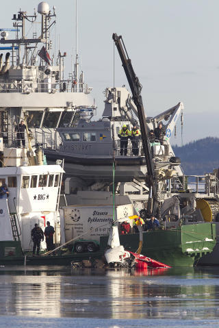 HEVET: Her l�ftes helikopteret opp. Foto: Bj�rn Langsem/Dagbladet
