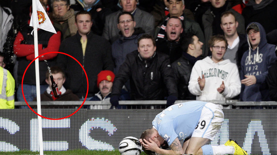 FARLIG: Her kommer en av flaskene som ble kastet mot Craig Bellamy p� Old Trafford i g�r kveld.Foto: SCANPIX/AP/Jon Super
