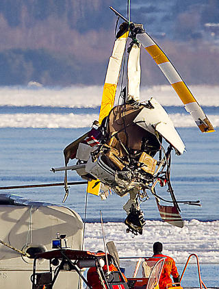 STORE SKADER: Helikopteret fikk trolig store skader i sammenst�tet med isen da det styrtet i g�r kveld. Deretter sank maskinen ned til 15 meters dyp. Foto: Bj�rn Langsem.