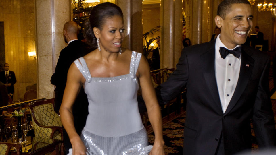 P� OSLOBES�K: Michelle Obama str�lte og var elegant antrukket da hun og ektemannen Barack Obama bes�kte Oslo f�r jul i forbindelse med nobelprisutdelingen. Under bes�ket fikk hun kl�r fra Martine Richter og Siri Merete Larsen-Frivoll, bak merket Pikene. N�r Oslo Fashion Week g�r av stabelen om dr�ye to uker dropper designerne � v�re til stede. Foto: Scanpix.