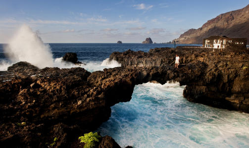 EL HIERRO: F&aring; turister bes&oslash;ker den minste av de sju store Kanari&oslash;yene. Hotell Puntagrande mellom klippene p&aring; nordsida av &oslash;ya har bare fire rom. Andre deler av &oslash;ya er frodig som en tropisk regnskog.