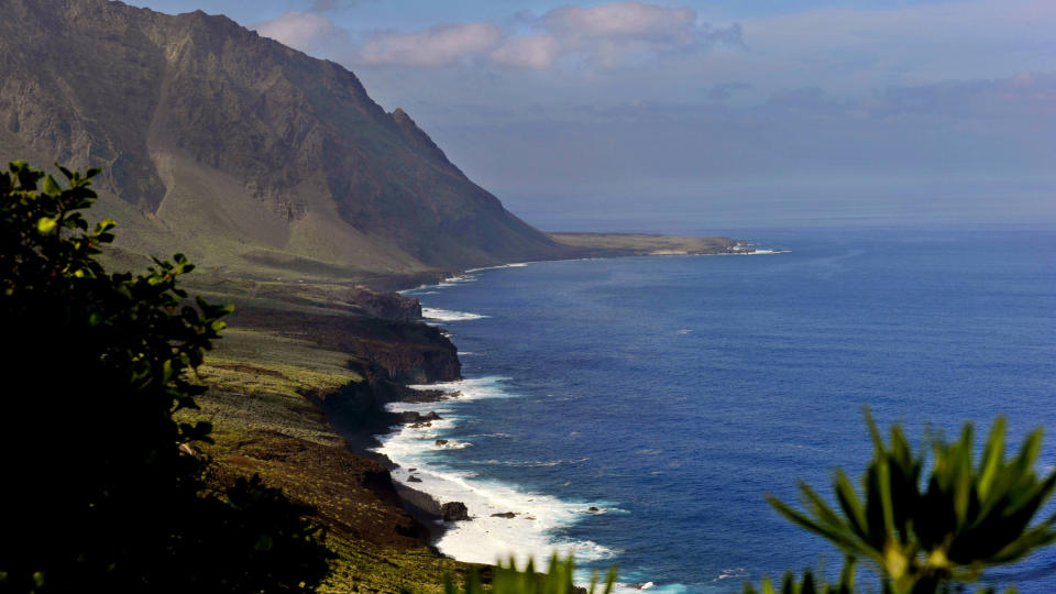  EL HIERRO Den minste av de sju store Kanari�yene er ukjent reisem�l for de fleste.  El Golfo-bukta er det eneste stedet p� nordsida hvor klippene ikke g�r rett ned i havet. Alle foto: John Terje Pedersen