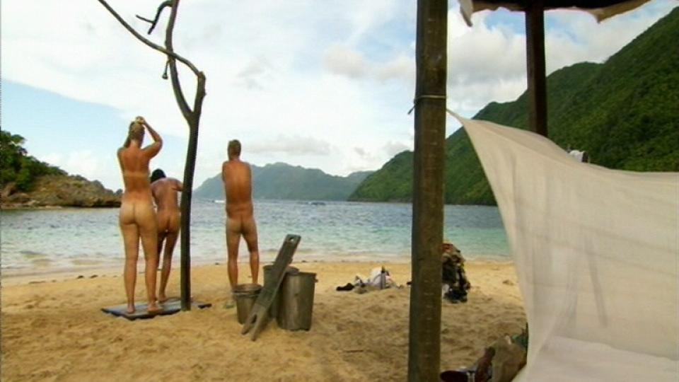 IKKE BARE RYGGER: De tre svenske �Robinson�-deltakerne ble vist helt nakne bakfra, mot sin egen vilje. Foto: TV4