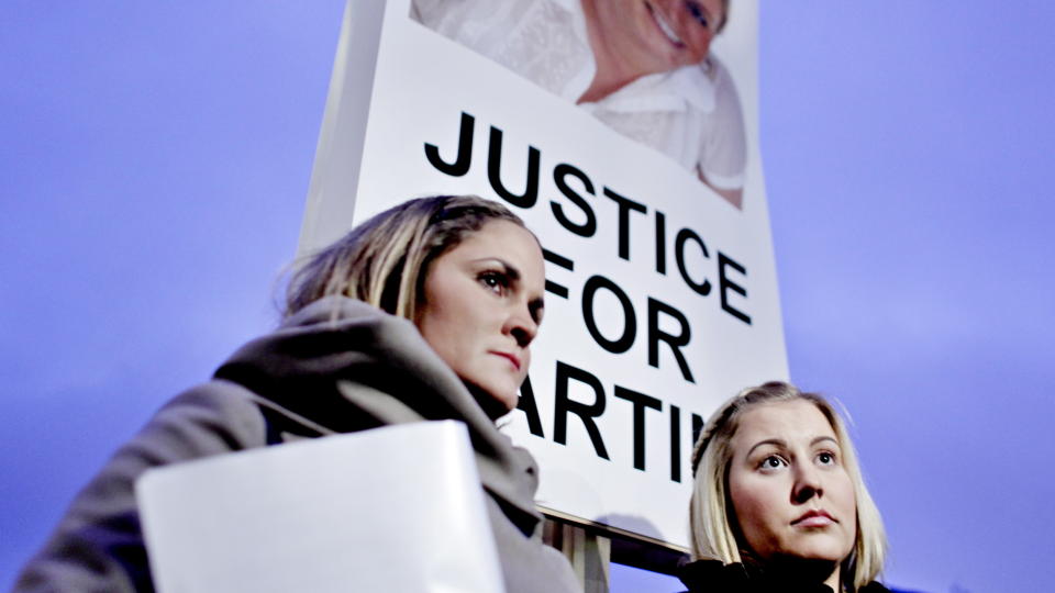 KJEMPER FOR MARTINE: 
Utenriksminister Jonas Gahr St�re fikk f�r jul overlevert i underkant av 27 000 underskrifter med krav om fortsatt etterforskning av drapet p� Martine Vik Magnussen i London. Venninnene Sophie Terkelsen og Hedda Homme overleverte underskriftene. 
Foto: KRISTER S�RB�/DAGBLADET