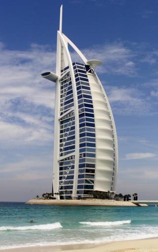 EN VARIANT I OSLO - Munch-museet er Oslos svar p� det markante �seilet� i Dubai, sier J�rn Holme. Bildet viser hotellet Burj Al Arab i Dubai.