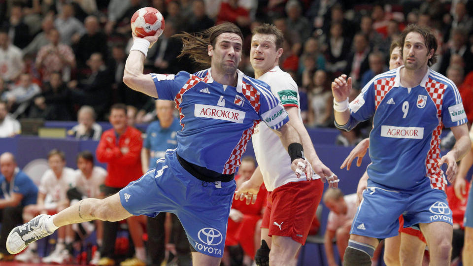 SLO UT DANSKENE: Danmark og Michael Knudsen klarte ikke � stoppe Kroatia og stjernespiller Ivano Balic (t.v.) i den siste mellomrundekampen i EM. Dermed g�r ogs� danskene glipp av semifinalen i likhet med Norge.Foto: SCANPIX/REUTERS/Murad Sezer