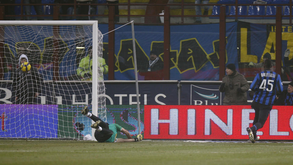 SNUDDE TIL SEIER: Mario Balotelli var v�kent framp� da Gigi Buffon ga en retur, og s�rget for at Inter tok seg videre p� bekostning av kriserammede Juventus.Foto: SCANPIX/AP Photo/Luca Bruno