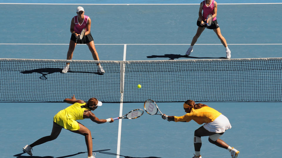 S�STRENE VANT: Serena (t.v) og Venus seiret i doublefinalen. De har n� tatt elleve Grand Slam-titler i double. Foto: Torsten Blackwoord / AFP.