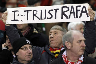 HAR TILLIT: Rafael Benitez' tillit blant Liverpool-supporterne er tynnslitt, men spanjolen har v�rt hvertfall �n st�ttespiller. Foto: Phil Noble / REUTERS.