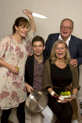 MANER TIL KAMP: TV3 har n� startet sitt eget kjendiskonsept, her med Elin Sogn, Magnus R�nningen, Knut Haavik, Ingeborg S�rensen. Foto: TV3