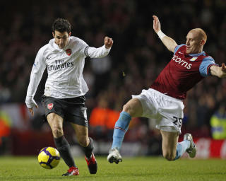 IRRITERT P� WENGER: Villa-stopper James Collins. Her midt i en av mange taklinger p� Cesc Fabregas. Foto: Ian Kington / AFP.