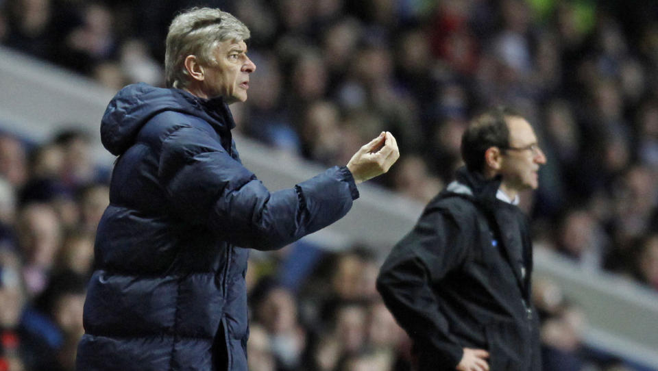 TYPISK ENGELSK: Wenger mente Villa slo mye langt sist onsdag. Det har f�tt blant andre Martin O'Neill (t.h) � tenne. Foto: Ian Kington / AFP.