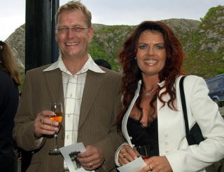 LYKKELIG MED THORMOD: Berit Riise giftet seg med sin andre ektemann, Thormod Riise, i 1988. Han ble John Arne og Bj�rn Helges stefar og trofaste st�ttespiller. Foto: FRIDGEIR WALDERHAUG
