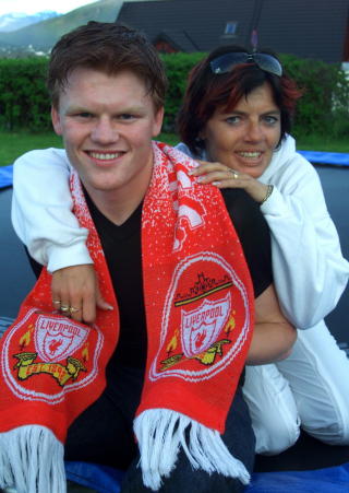 PAPPA BLE BORTE: John Arne Riise har tidligere fortalt om hvordan faren ble borte for ham lenge f�r han d�de. Roma-proffen har et n�rt forhold til stefaren Thormod Riise. Foto: FRIDGEIR WALDERHAUG