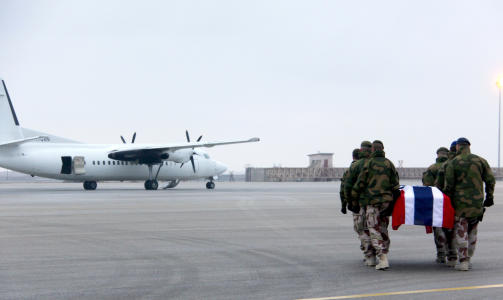 MAZAR-E SHARIF, AFGHANISTAN 20100128.
B�ren med Claes Joachim Olsson b�res ut til et fly i Mazar-e Sharif torsdag. Olsson omkom da panservognen han f�rte ble rammet av en veibombe mandag.
Foto: Rune Haarstad / FORSVARET / Scanpix