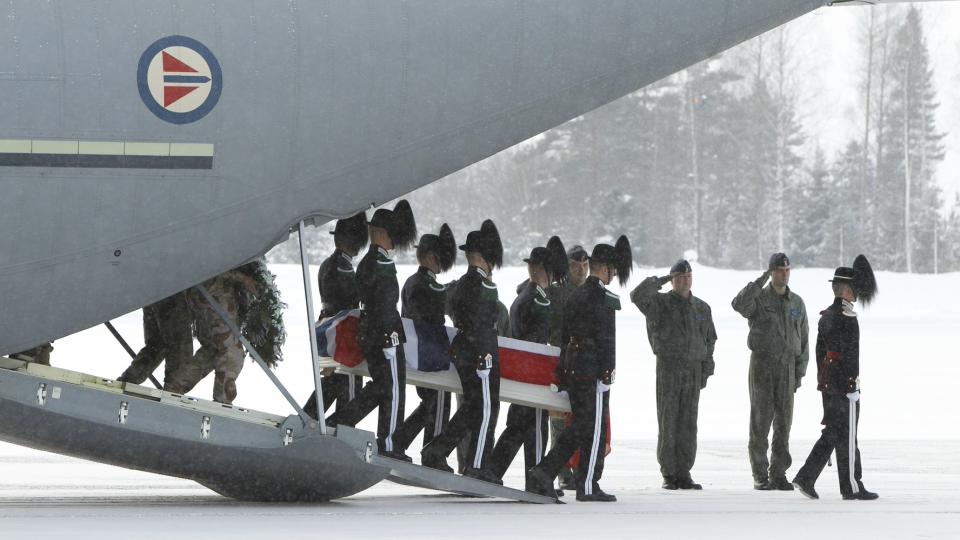 LANDET I NORGE: B�ren med avd�de soldat Claes Joachim Olsson ankom Gardermoen milit�re flyplass fredag formiddag.
Foto: Heiko Junge / Scanpix