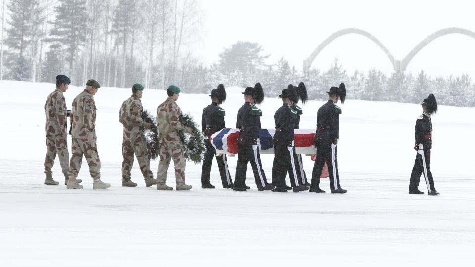 LANDET: B�ren med avd�de soldat Claes Joachim Olsson ankom Gardermoen milit�re flyplass i dag klokka 12. Foto: Heiko Junge / Scanpix