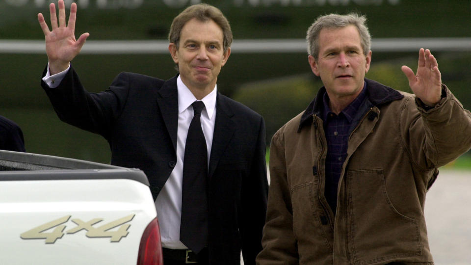  FARVEL, SADDAM: Med langt gr�ere h�r enn i 2002, forklarer Tony Blair (56) seg i dag om begrunnelsene for Irak-invasjonen. Dette bildet av Blair (t.v.) og president George Bush ble tatt utenfor presidentens ranch etter at de to hadde fastsl�tt for hverandre at Saddam-problemet m�tte l�ses. Foto: Scanpix