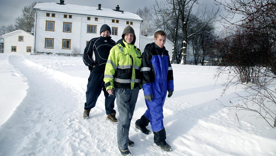FORN�YDE: Harald Danielsen (21), Frode Harstad (34) og Michael Abrahams (26) trives p� Abilds� g�rd, blant h�ner, geiter og hester. N� h�per de at NAV-tiltaket skal gi dem sjansen til � begynne i l�nnet arbeid. Foto: Jacques Hvistendahl