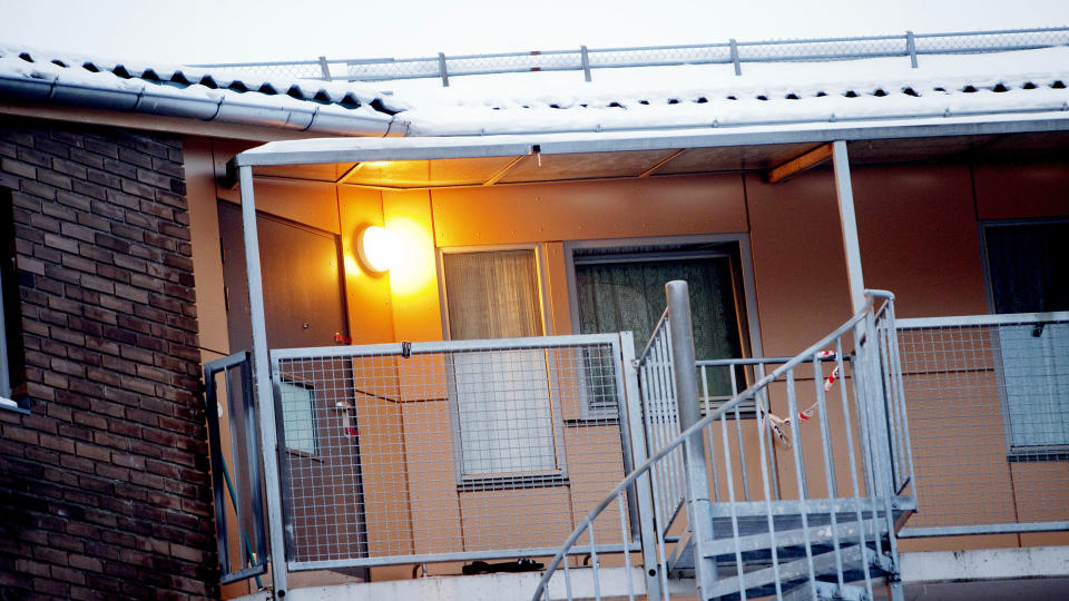 FLERE SKUDD MOT LEILIGHET:  Politiet vet enda ikke hvem som l�snet flere skudd mot Krekars leilighet mandag. Foto: Scanpix