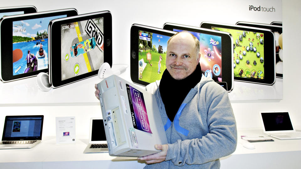TOMGODS: Markedsdirekt�r Jens-Peter Heyman i Humac AS viser fram en PC tilsvarende de tyvene fikk med seg. Dette er skall, ribbet for innhold. Fancy modeller fra Apple hoppet tyvene over. Foto: Espen Sandli / Dagbladet