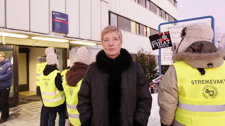 TRAPPER OPP:  Forbundsleder Lisbeth Normann i Norsk Sykepleierforbund var mandag morgen tilstede ved Oppsalhjemmet i Oslo hvor 10 pleiere er tatt ut i streik.  Sykepleierforbundet krever at  medlemmer organisert i NHO service f�r en tariffavtale p� linje med sykepleiere i offentlig og annen privat sektor. N� trapper de opp streiken. Foto: Heiko Junge / SCANPIX