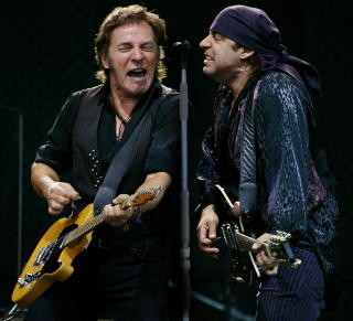 SPRINGSTEENS MAKKER: Little Steven (t.h.) spilte sammen med Bruce Springsteen & The E Street band p� Valle Hovin i fjor. Foto HANS ARNE VEDLOG/DAGBLADET