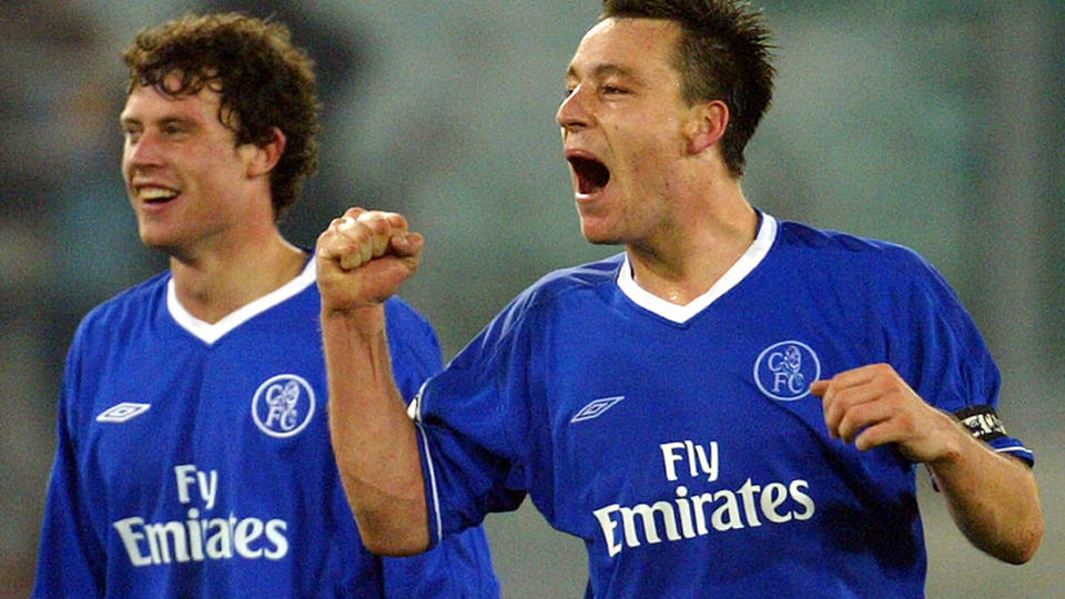 TIDLIGERE LAGKAMERATER: Wayne Bridge (t.v) har trukket seg fra det engelske landslaget, etter avsl�ringene om John Terry og Bridges eks-samboer. Her er de to sammen for Chelsea i 2003. Foto: AFP/Vincenzo PINTO