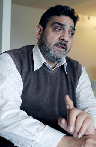 FORTVILER: Ren� Karoli (46) fortviler over angrepet p� hans 15-�rige nev�. - Han er bare en tynn, liten gutt, sier Karoli. Hans s�nn kan ha for�rsaket vredet hos familien Josef. Foto: Jacques Hvistendahl