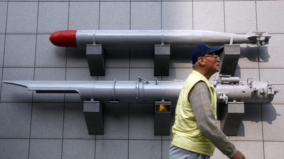 KINA-KJEFT: USA planlegger � selge store mengder v�pen til Taiwan. Disse henger p� milit�rmuseet i Taipei. Foto: REUTERS/Nicky Loh