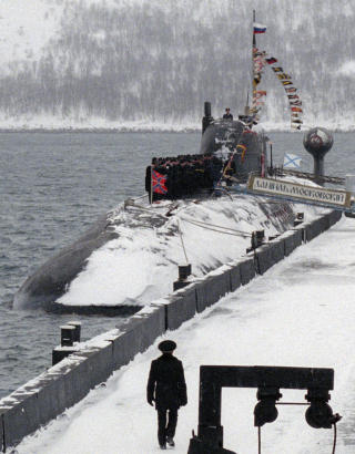 ATOMKRAFT: Her ligger den russiske atomub�ten St. Daniil Moskovsky til kai p� Kola-halv�ya. Halv�ya produserer store mengder atomkraft. Foto: AP/Scanpix