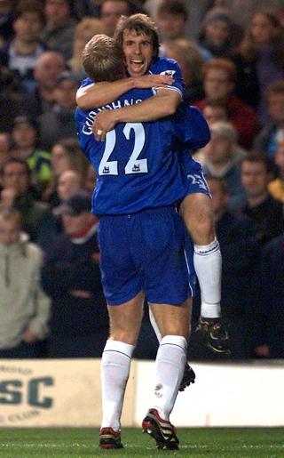 VAR LAGKOMPISER: N� er det ikke like hjertelig mellom Zola og Gudjohnsen. Foto: REUTERS/Jonathan Evans