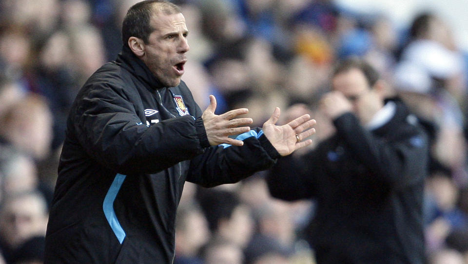 F�LER SEG D�RLIG BEHANDLET: Gianfranco Zola mener Eidur Gudjohnsen oppf�rte seg d�rlig da han valgte Tottenham foran West Ham. Foto:  REUTERS/Darren Staples