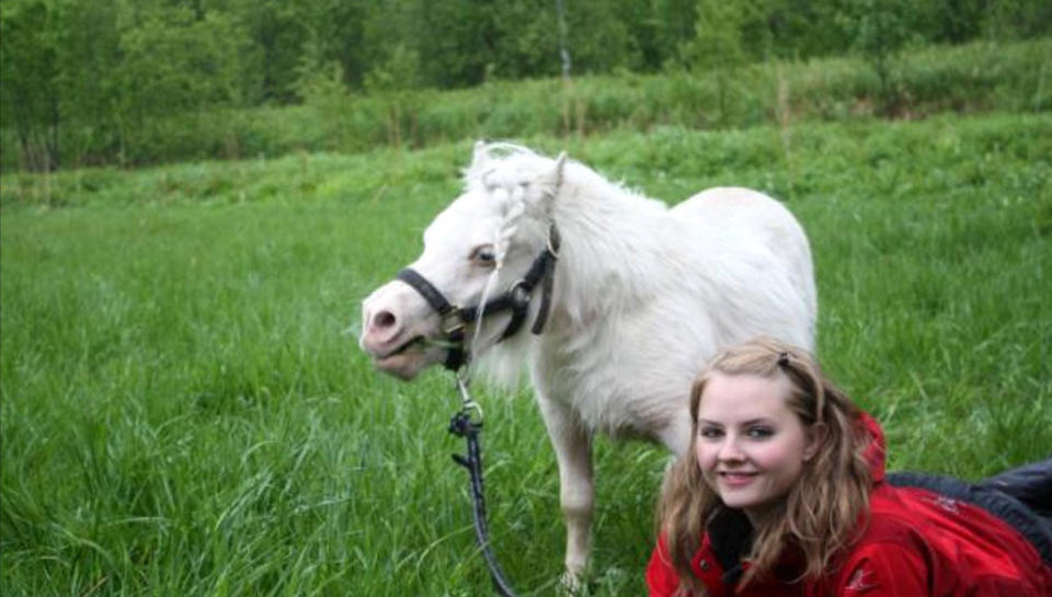 BITTE LITEN: Tre �r gamle Cupido er en amerikansk miniatyrhest. I tillegg til dette er han ogs� dverg. Hestepasser Therese Elstad (19) har hatt mange turer og tatt mange bilder av den lille hingsten. Foto: Therese Elstad