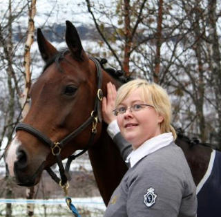 MATMOR: Silje Fagertun er god venn med Cupido. Her med en av de mer høyryggede hestene hennes. Foto: Therese Elstad MATMOR: Silje Fagertun er god venn med Cupido. Her med en av de mer høyryggede hestene hennes. Foto: Therese Elstad