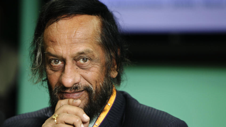 I HARDT V�R: Nobelprisvinner og leder for FNs klimapanel, Rajendra Pachauri, er nok en gang i hardt v�r. Denne gangen fordi han skal ha unnlatt � rette en grov feil i klimarapporten. Foto:AP Photo/Gurinder Osan/SCANPIX