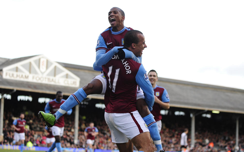ENDTE M�LT�RKEN: Gabriel Agbonlahor tiljubles av Ashley Young og lagkameratene etter ett av sine to m�l mot Fulham - Aston Villas to f�rste ligam�l i 2010.Foto: SCANPIX/REUTERS/Kieran Doherty