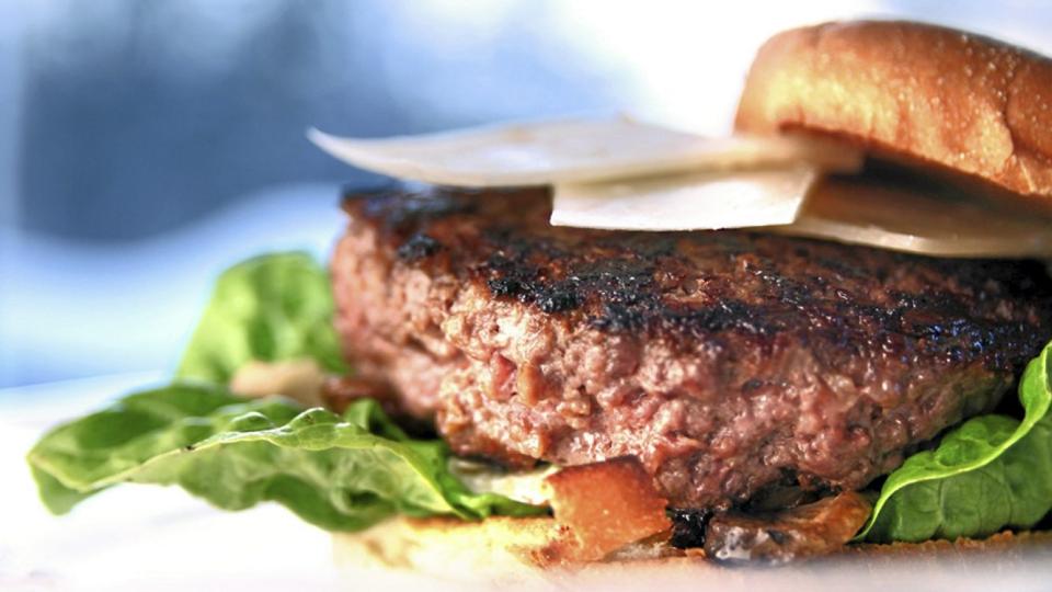 BURGER: Hamburger kan v�re god hverdagsmat, men kan ogs� jazzes opp til � bli luksus. Foto: Erik Hannemann