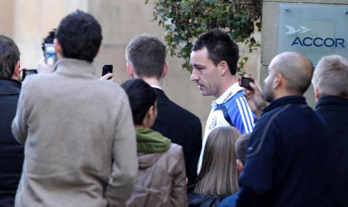 TERRY-HYSTERI: Men ikke i positiv forstand for Chelsea-kapteinen, som m�tte g� spissrotgang mellom journalistene p� vei ut av spillerhotellet foran dagens kamp mot Burnely. Foto: AP Photo/Peter Byrne/PA Wire