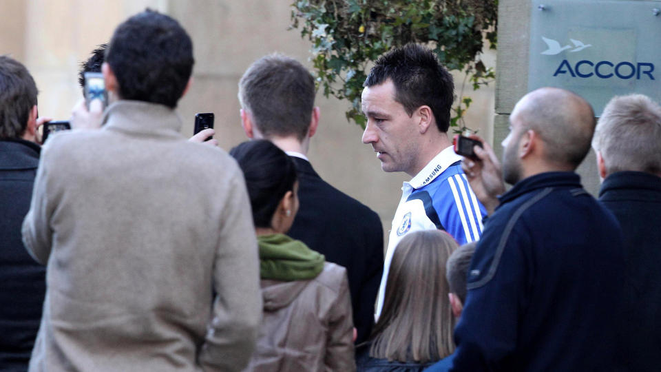 TERRY-HYSTERI: Men ikke i positiv forstand for Chelsea-kapteinen, som m�tte g� spissrotgang mellom journalistene p� vei ut av spillerhotellet foran dagens kamp mot Burnely. Foto: AP Photo/Peter Byrne/PA Wire
