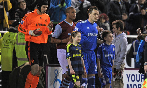EN TEST P� MENTAL STYRKE: John Terry ledet laget sitt ut p� banen mot Burnely i kveld. Foto: AFP PHOTO/ANDREW YATES